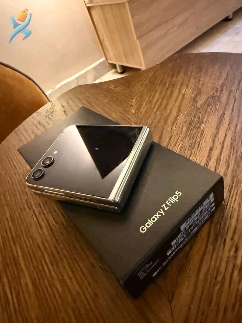جهاز سامسونغ Galaxy Z Flip5 بحالة ممتازة